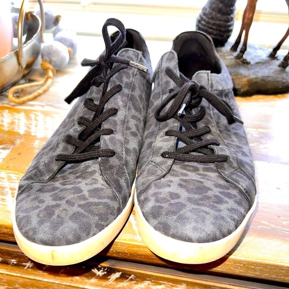 CLOUD Footwear size 40 leather gray cheetah print sneakers good used condition - Picture 2 of 16